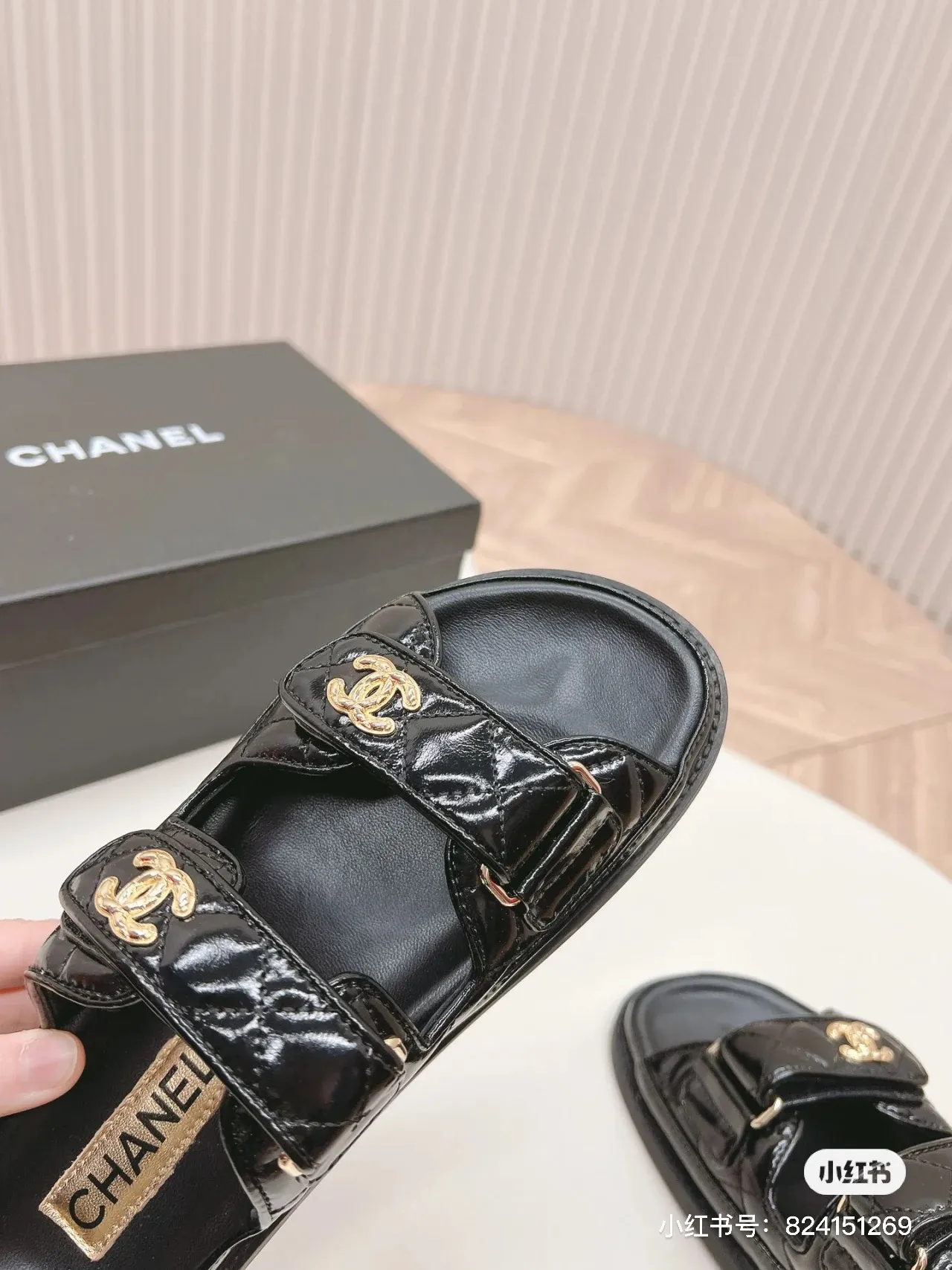 👟👟Ex-factory price 480👟👟 𝑐ℎ𝒶𝓃𝓮𝓁 2024 early spring latest season new Velcro slippers ————————————❤ European purchasing agent & fragrance grandma’s new fashion latest layout 🔛 Small fragrance sandals that exude lasting charm ~ The original development supports any comparison in the market 🆚The so-called smooth and natural lines To restore the original look, many celebrities have recommended it as one of the must-have items for spring. It is super comfortable on the feet! [Top version] ⚫ Size: 35-41 ⚫ Color: white